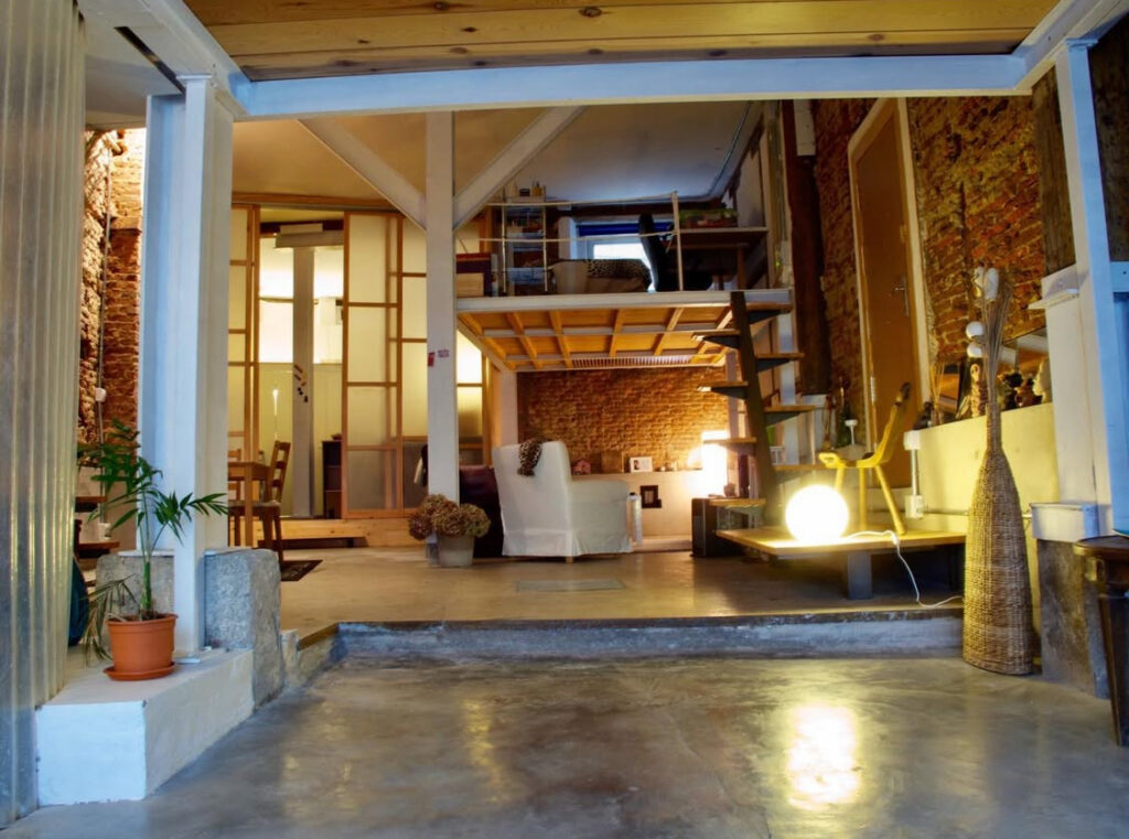 Pasillo interior del loft rehabilitado en Lavapiés, Madrid