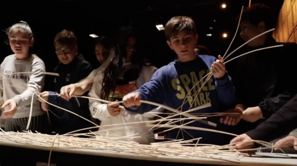 Alumnos construyendo una estructura de varillas en el Teatre de L'Artesà