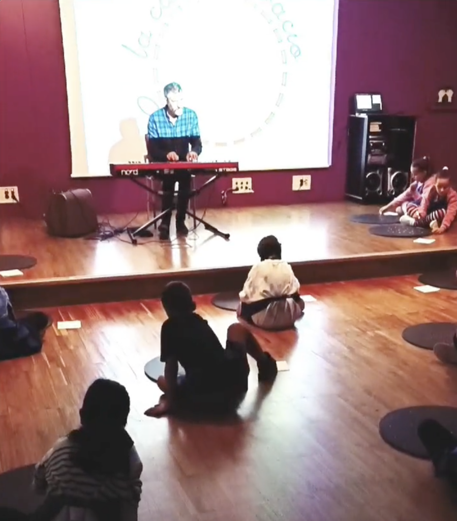 Músico tocando ante los alumnos durante el programa Día y Noche en Sabadell