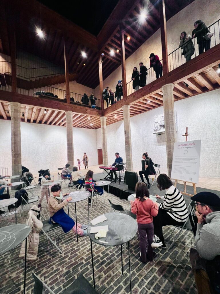 Concierto de La Casa del Vacío ante el público en el Centro Cultural Condestable
