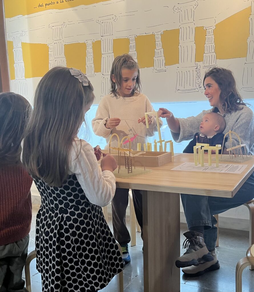 Familias participando en el espacio para familias del Museo de La Rioja
