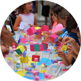 Niños construyendo una maqueta urbana con piezas de colores
