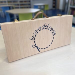 Maleta de madera con el logo de La Casa del Vacío