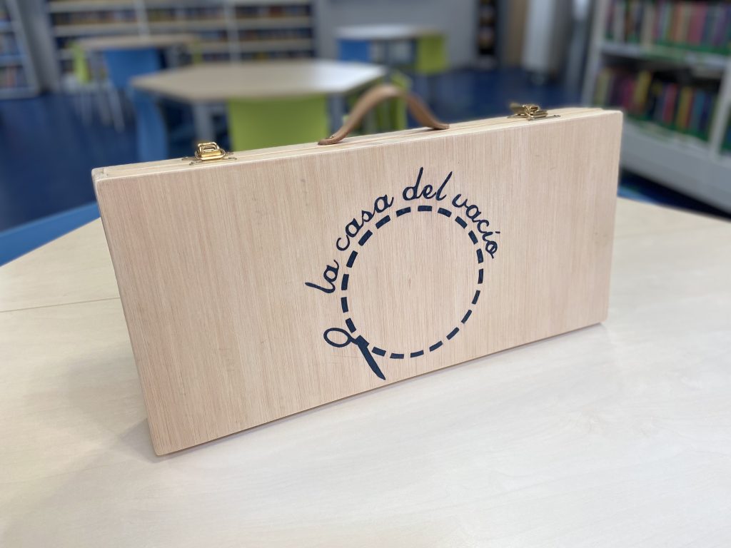 Maleta de madera con el logo de La Casa del Vacío