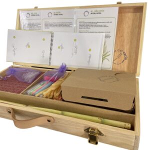 Maleta viajera abierta con las actividades y materiales del kit