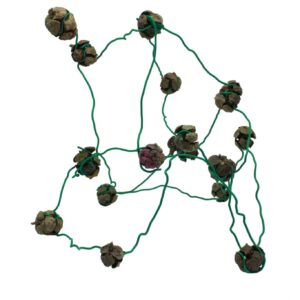 Estructura construida con piñas de ciprés y alambre del kit Pine & Wire