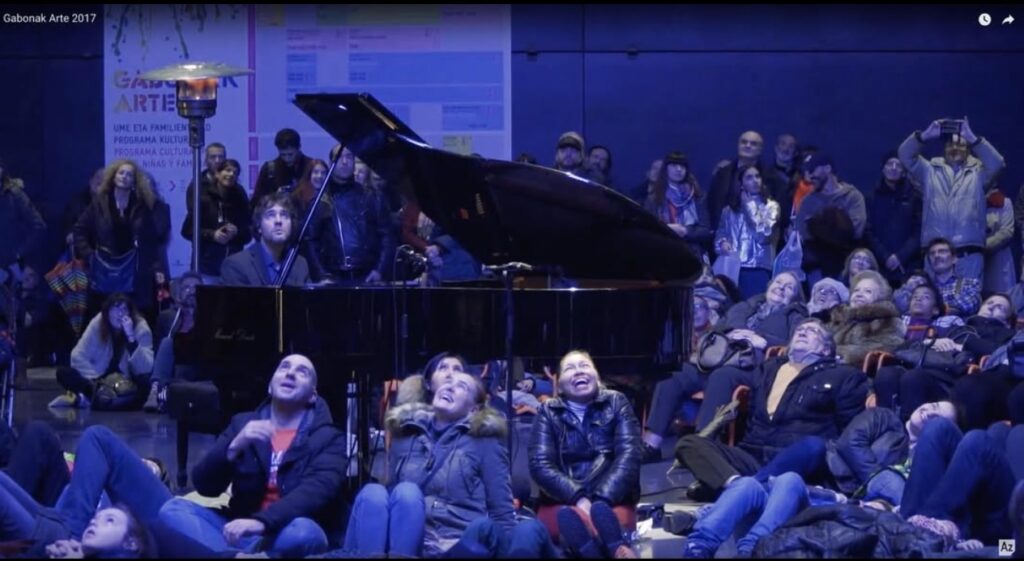 Pianista interpretando música en directo ante la proyección de The Kid en Azkuna Zentroa