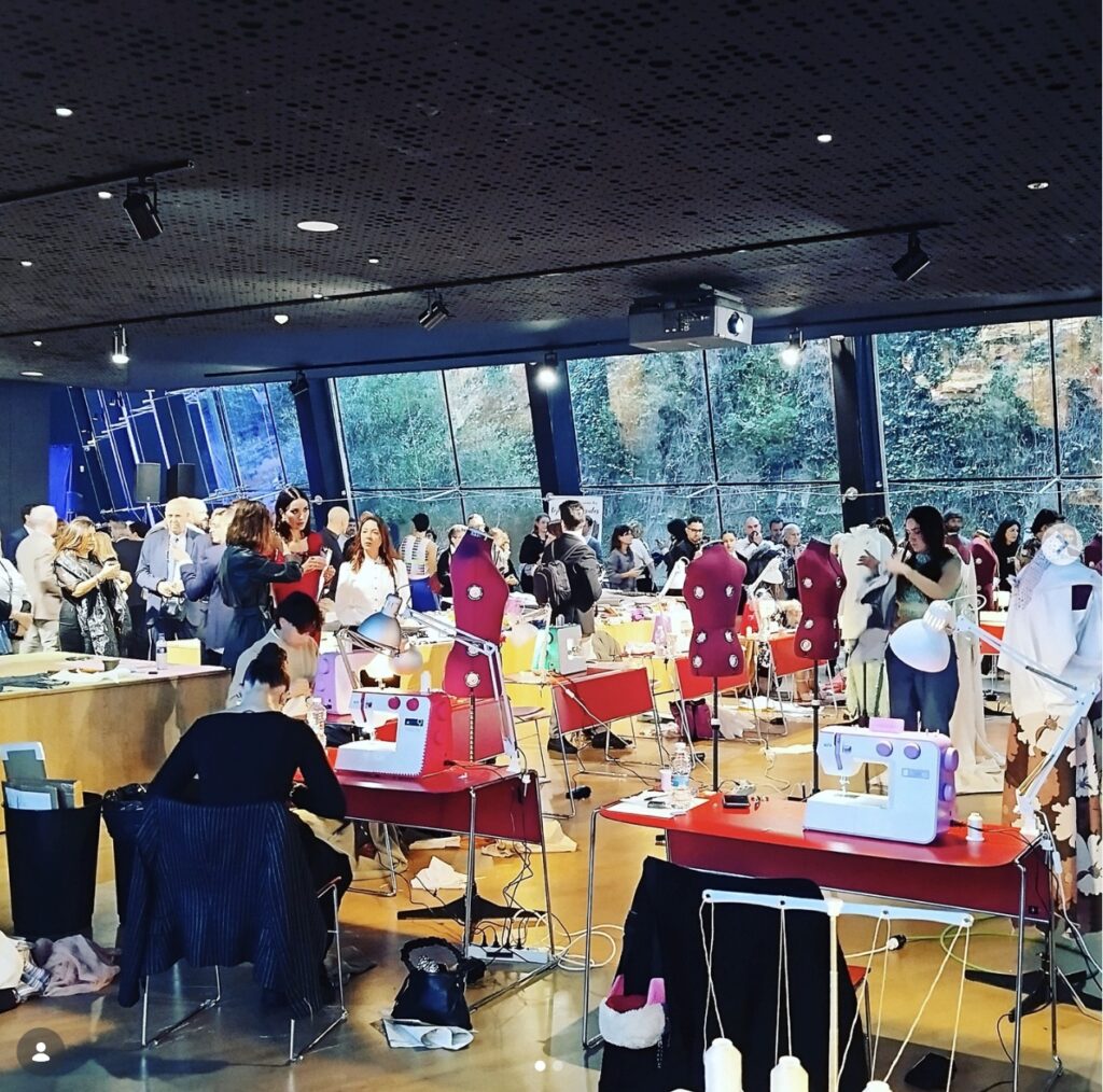 Participantes cosiendo durante el I Certamen Nacional de Costura Alfa Style