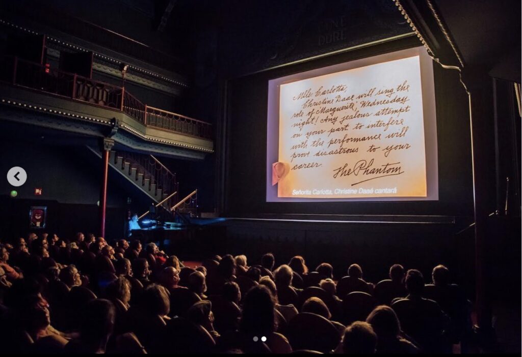 Sala Doré de la Filmoteca Española durante la proyección de El fantasma de la ópera