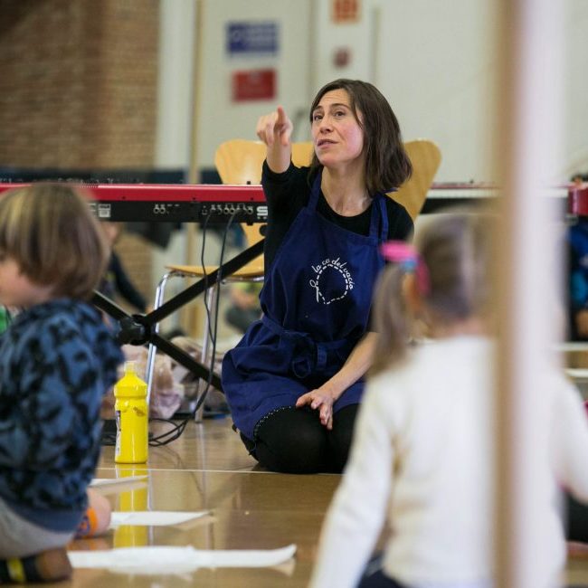 Educadora de La Casa del Vacío dirigiendo un taller de arquitectura con niños en Conde Duque, Madrid